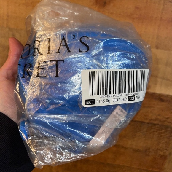 VICTORIA'S SECRET SWIM
Knotted Sexy Tee Push-Up Bikini Top - Picture 7 of 8